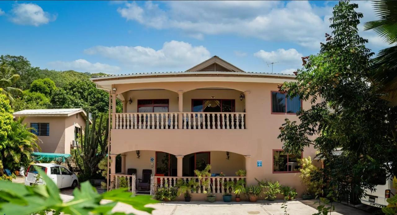 Апартаменты Chez Benoit Self Catering Виктория Экстерьер фото